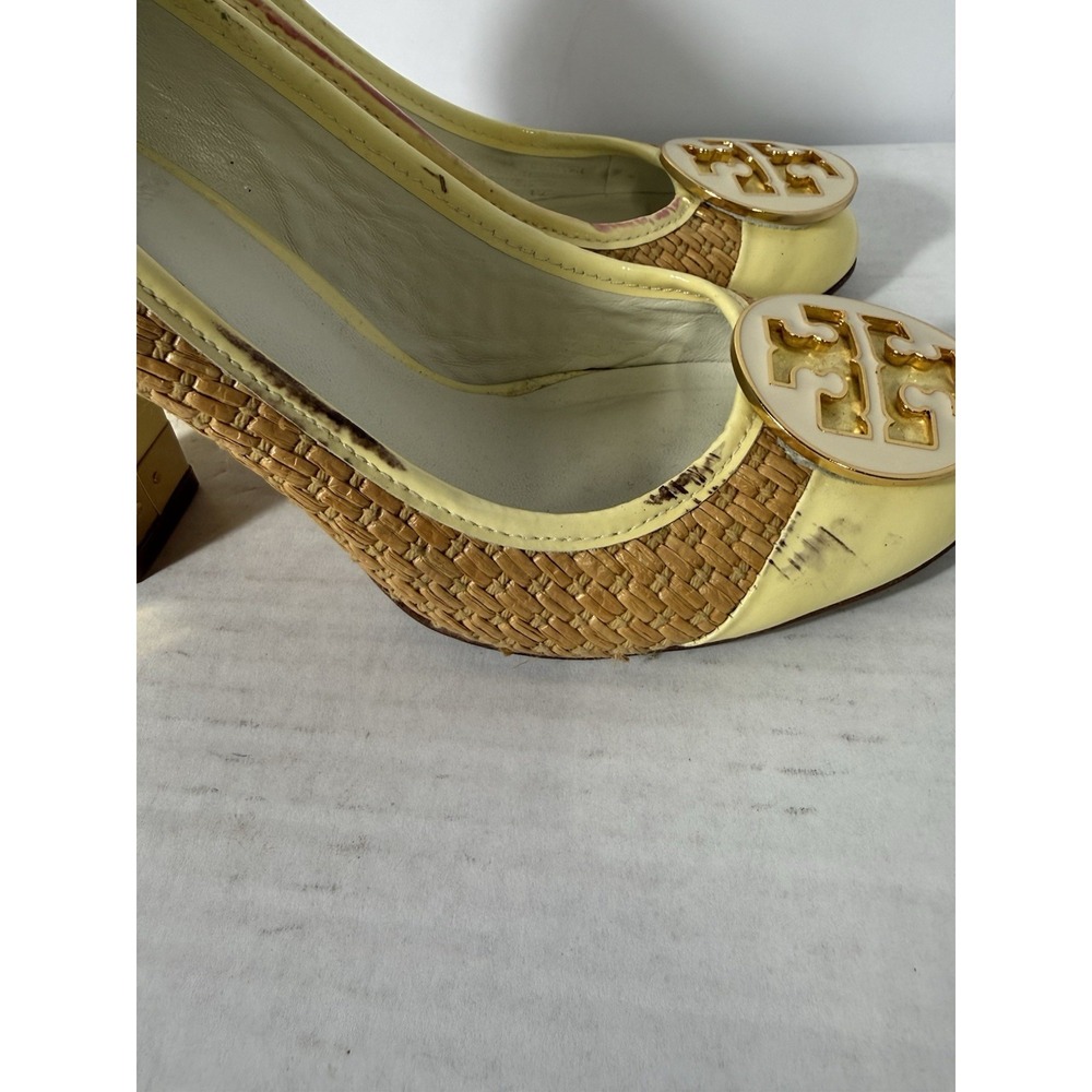 Tory Burch Rafia Pumps Yellow Patent Cap Toe Logo‎ Medallion Block Heel - Picture 4 of 9